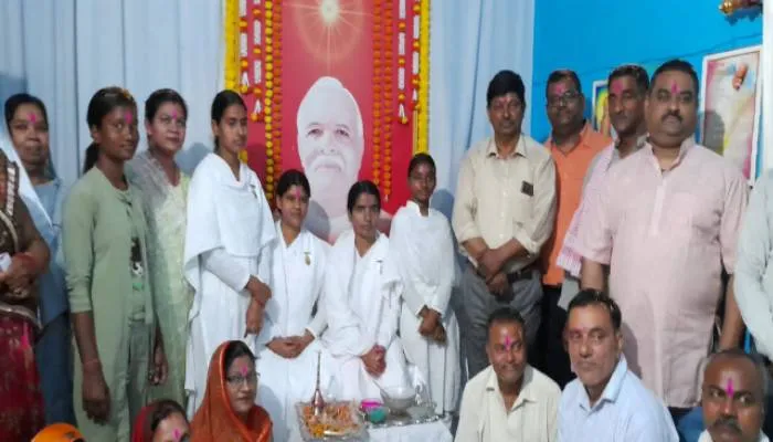 बहराइच: भाई-बहनों ने खेली फूलों की होली, ब्रह्माकुमारी प्रांगण में हुआ आयोजन