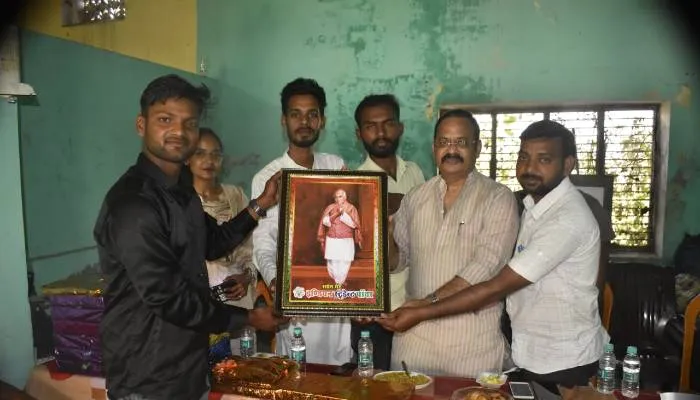 बाराबंकी: सरदार पटेल की तस्वीर बनाने वाले कलाकार रवि धीमान को किया गया सम्मानित