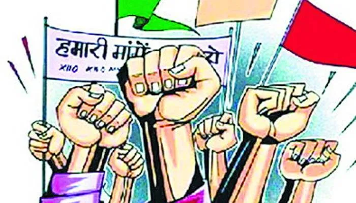 झांसी: वेतन न मिलने से गुस्साए मजदूरों ने किया प्रदर्शन