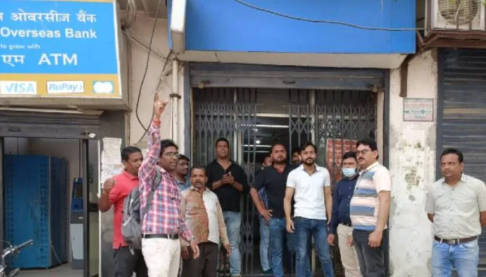 बहराइच: दूसरे दिन भी बैंकों में जारी रहा धरना, 150 करोड़ का हुआ नुकसान
