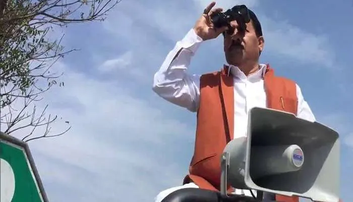 मेरठ: सपा उम्मीदवार योगेश वर्मा दूरबीन से कर रहे EVM की निगरानी