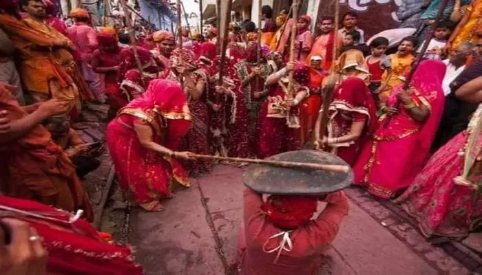 मथुरा: राधारानी की नगरी बरसाना में मची लट्ठमार होली की धूम