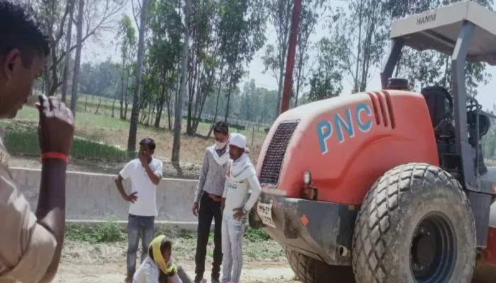 अयोध्या: ईयरफोन लगाकर रोलर चला रहे ड्राइवर ने युवती को कुचला, मौत