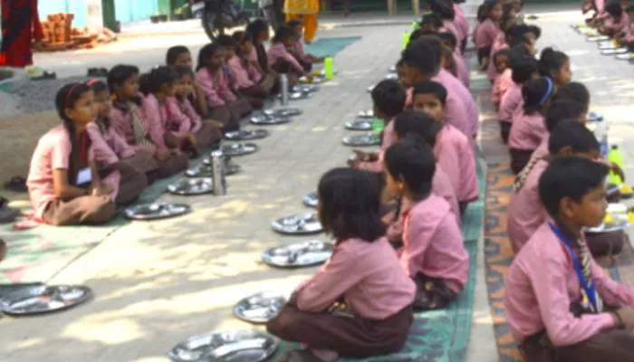 सीतापुर: सरकारी स्कूल में न शिक्षा बेहतर न बच्चों को मिल रहा गुणवत्तापूर्ण भोजन
