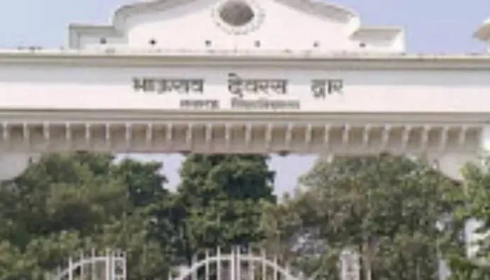 लखनऊ: लविवि के हॉस्टल में दबंगों का धावा, छात्र का तोड़ा पैर, जानें पूरा मामला
