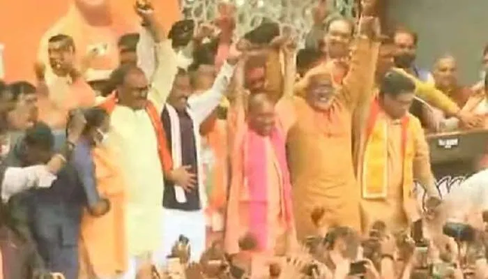 यूपी चुनाव: भाजपा कार्यालय पहुंचे मुख्यमंत्री योगी, कहा- विकास और सुशासन को जनता ने दिया आशीर्वाद