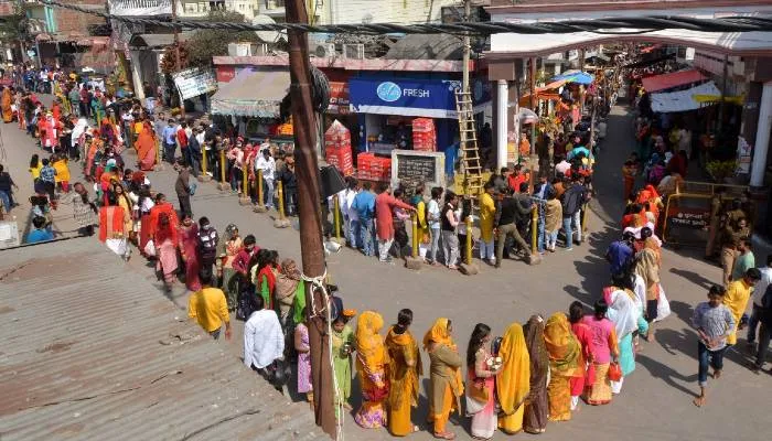 महाशिवरात्रि पर लखनऊ के मंदिरों व शिवालयों में लगा भक्तों का तांता