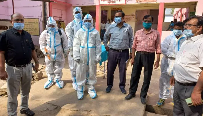 बहराइच: अचानक कोरोना के कई केस मिलने से मचा हड़कंप! स्वास्थ्य कर्मियों ने सीएचसी में किया मॉक ड्रिल