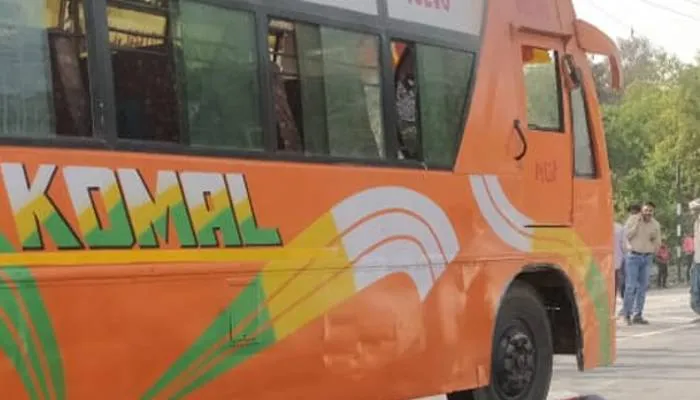 बहराइच: बाइकों की भिड़ंत के बाद बस के सामने गिरा युवक, कुचलकर मौत