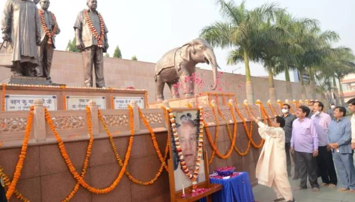 यूपी: कांशीराम जयंती पर मायावती की यह तस्वीर हुई वायरल, सोशल मीडिया पर हुईं ट्रोल