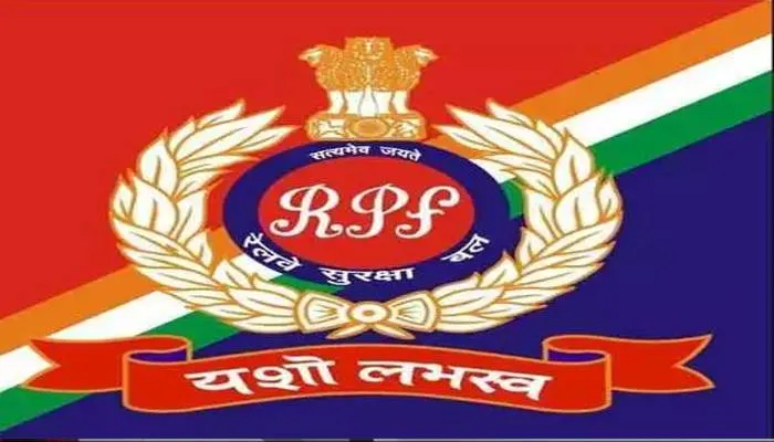 हरदोई: आरपीएफ इंस्पेक्टर की सूझबूझ से बची महिला यात्री की जान