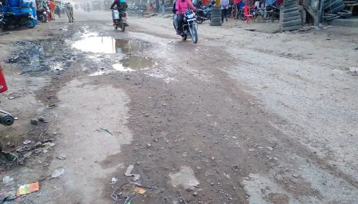 अमेठी: राहगीरों के लिए मुसीबत बनीं जर्जर सड़कें