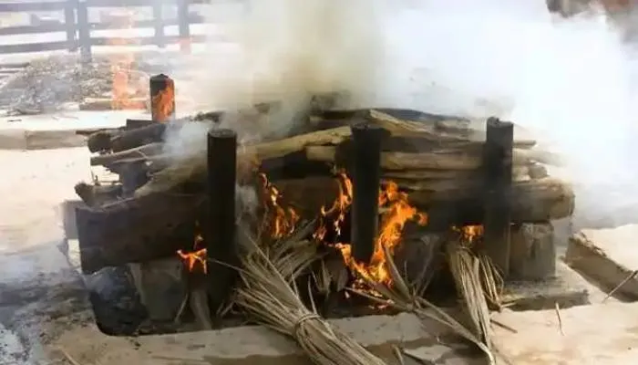 इटावा में बेटी ने दिखाया रूढ़िवादी परंपराओं को आइना, पिता का किया अंतिम संस्कार