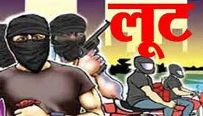 देवरिया: बाइक सवार बदमाशों ने किया कैश वैन लूटने का प्रयास, दो घायल