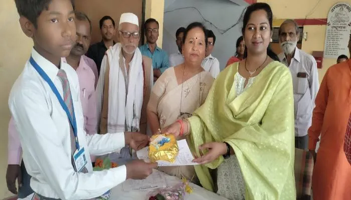 बाराबंकी: परीक्षा में अव्वल रहे छात्र-छात्राओं को दिया गया उपहार