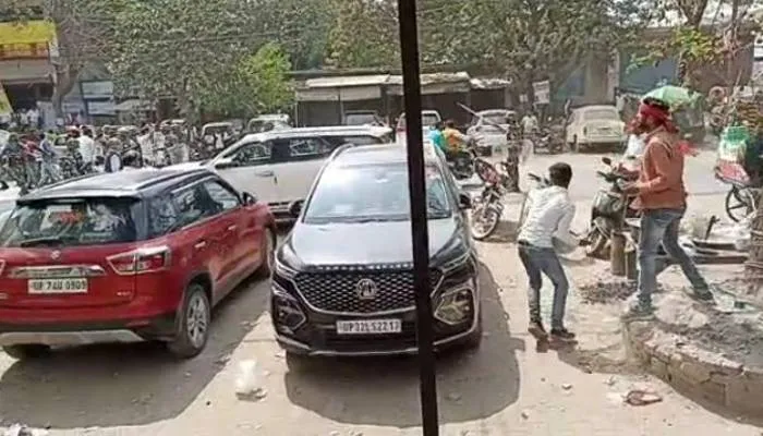 कन्नौज: सपा व भाजपा समर्थकों में चले ईंट पत्थर, पुलिस ने दौड़ाया