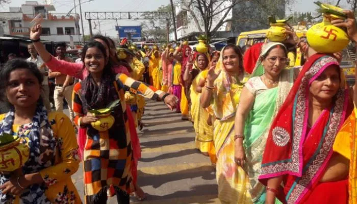 बाराबंकी : श्रीमद् भागवत कथा से पूर्व धूमधाम से निकली कलश यात्रा