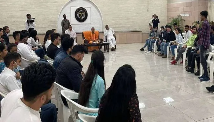 लखनऊ: मुख्यमंत्री योगी ने की यूक्रेन से लौटे छात्रों से मुलाकत
