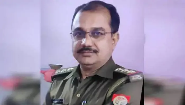 लखनऊ: सड़क हादसे में मृत इंस्पेक्टर को पुलिस लाइन में दी गई अंतिम विदाई