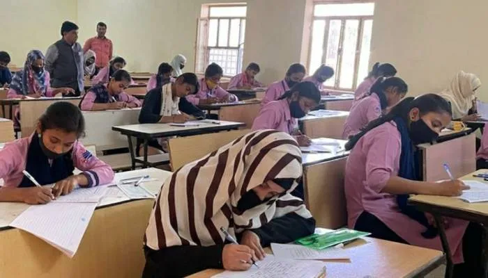 अयोध्या: कुलपति ने परीक्षा के दौरान बंद खिड़कियों को खोले रखने का दिया निर्देश