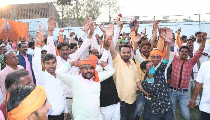 बाराबंकी: भाजपा खेमे में उत्साह का माहौल, उतारी गई टेलीविजन की आरती