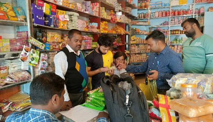 सीतापुर: खाद्य विभाग ने छापेमारी कर लिये नमूने, नष्ट कराया खोया