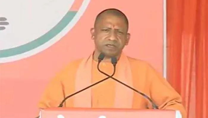 हमारे एक हाथ में विकास की छड़ी तो दूसरे में बुलडोजर का स्टेयरिंग : मुख्यमंत्री योगी