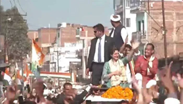 यूपी चुनाव 2022: जौनपुर में प्रियंका के रोड शो में उमड़ी भारी भीड़, नदीम जावेद के पक्ष में मांगा वोट