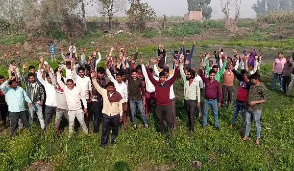 अमरोहा : तालाब की भूमि पर दबंगों का कब्जा, ग्रामीणों ने किया प्रदर्शन
