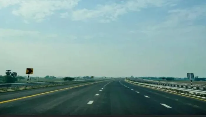 लखनऊ: आउटर रिंग रोड की धीमी रफ्तार पर डीएम ने कार्यदायी संस्थाओं को लगाई फटकार