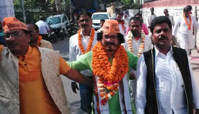UP MLC Election: निर्दलीय उम्मीदवार नवनीत शुक्ला ने किया नामांकन, कहा- सभी जानते हैं निष्पक्ष नहीं होता एमएलसी चुनाव