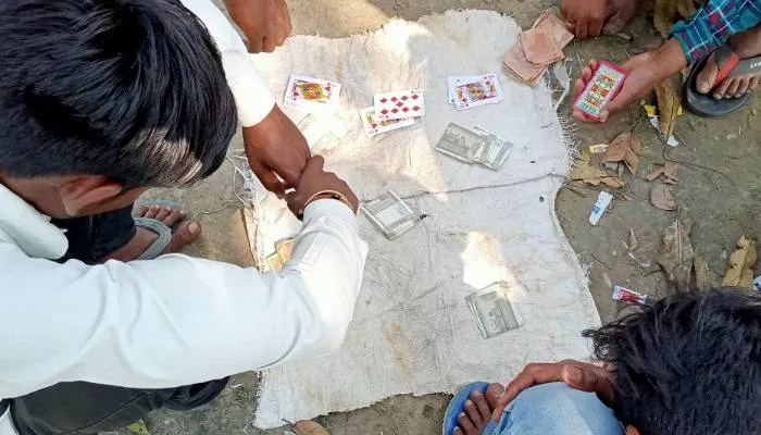 सीतापुर: क्षेत्र में रोज बिछते हैं जुएं के फड़, युवा हो रहे बर्बाद