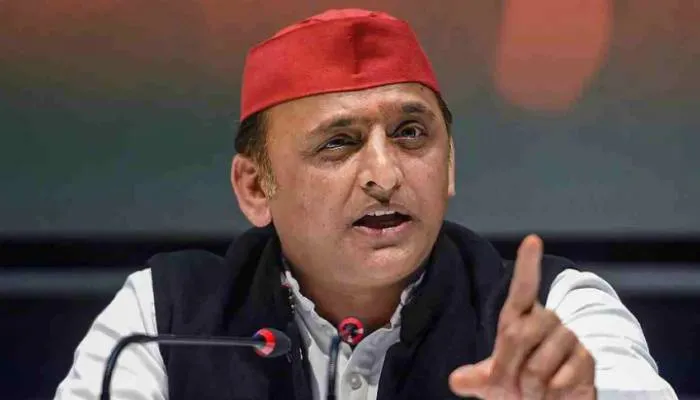 दुष्कर्म पीड़ित बच्ची के परिजनों से मिले अखिलेश यादव, सरकार से की यह बड़ी मांग