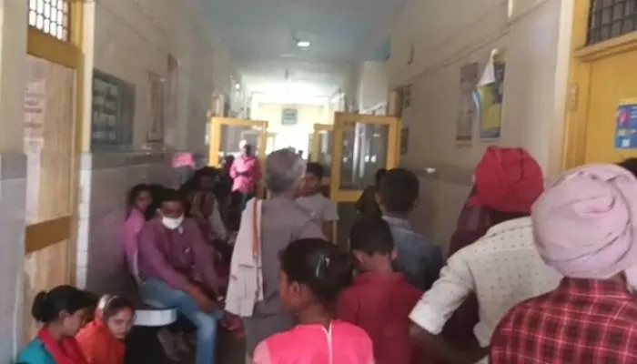 बहराइच: सीएचसी में नहीं है एंटी रेबीज इंजेक्शन, अस्पताल के चक्कर काट रहे मरीज