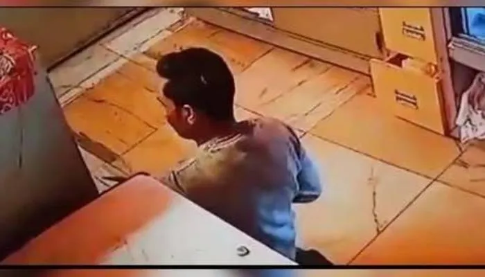 कानपुर: पांच लाख रुपये से भरी तिजोरी उठा ले गया चोर, सीसीटीवी में कैद हुई घटना