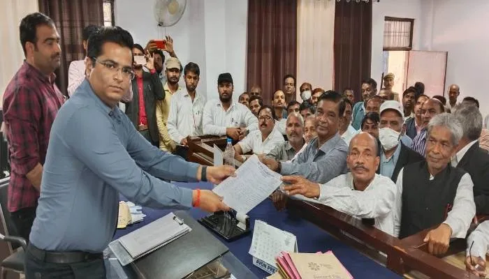 बाराबंकी: पूर्व बार संघ अध्यक्ष के भतीजे से हुई मारपीट के विरोध में वकीलों ने किया प्रदर्शन, एसडीएम को सौंपा ज्ञापन