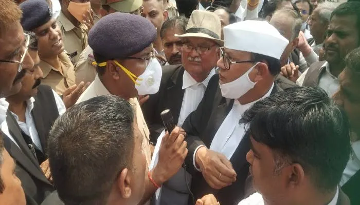 गोरखपुर: महिला थाना प्रभारी को हटाने को लेकर अधिवक्ताओं ने किया प्रदर्शन