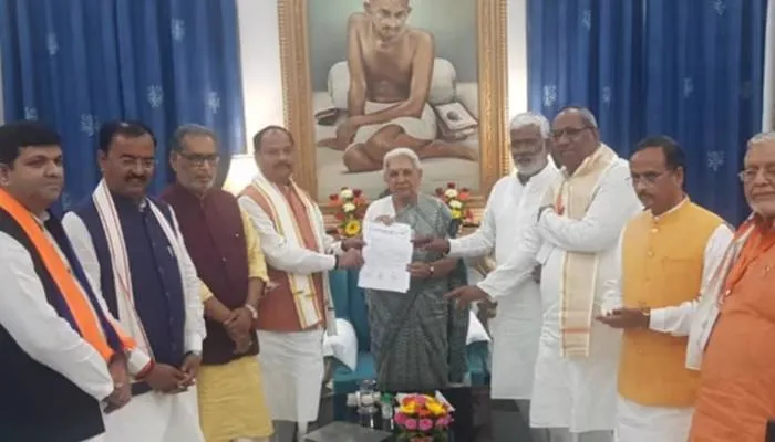 यूपी में सरकार गठन के लिए भाजपा ने सहयोगी दलों के साथ समर्थन पत्र राज्यपाल को सौंपा