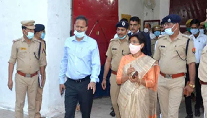 झांसी जेल में व्यवस्थाओं का आला अधिकारियों ने किया निरीक्षण, महिला कैदियों से की बात