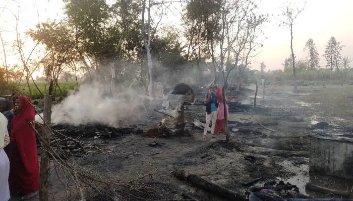 बहराइच: अज्ञात कारणों से लगी आग, चार मकान जलकर हुए राख, आठ लाख का हुआ नुकसान