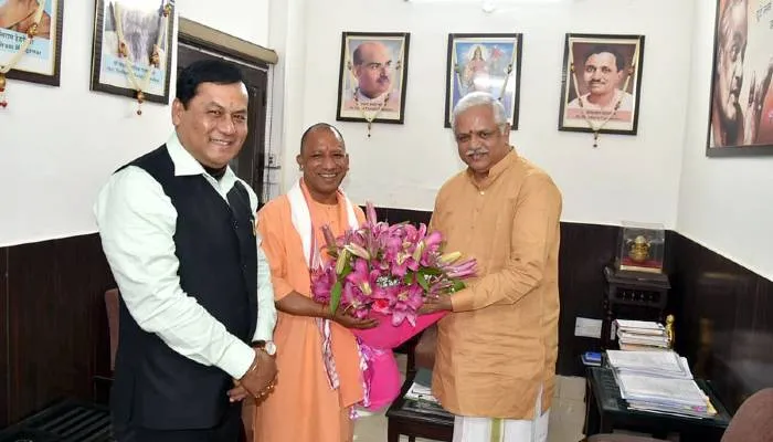 भाजपा की प्रचंड जीत के बाद दिल्ली पहुंचे योगी आदित्यनाथ, बीएल संतोष से की मुलाकात