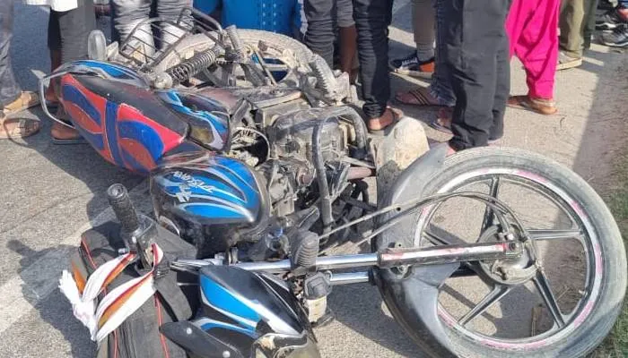 बहराइच में दर्दनाक हादसा: बाइक सवार दंपती को बस ने मारी टक्कर, पत्नी की मौत, पति व मासूम घायल
