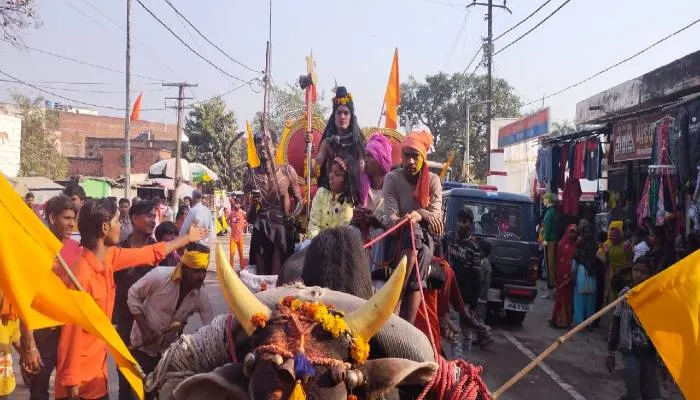 बहराइच: महाशिवरात्रि के मौके पर कलाकारों ने निकाली शिव बारात, झूमे श्रद्धालु