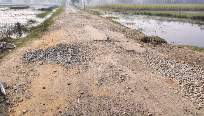 सीतापुर: गड्ढा मुक्त सड़क अभियान को मुंह चिढ़ा रहीं गांजरी इलाके की टूटी सड़कें
