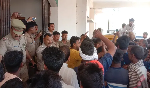 अमरोहा : संदिग्ध परिस्थितियों में मिला संविदा कर्मचारी का शव, परिजनों ने लगाया हत्या का आरोप