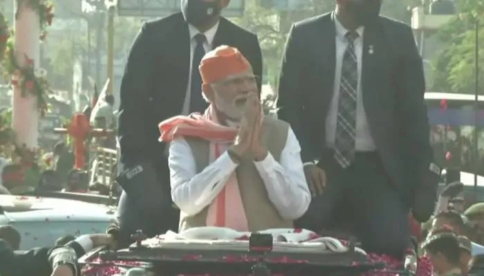 वाराणसी: प्रधानमंत्री मोदी जब काशी में पहुंचे अस्सी चौराहे स्थित ‘पप्पू चाय की दुकान’ पर, जानें फिर क्या हुआ