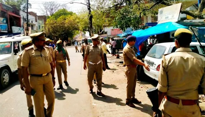 हरदोई: बढ़ते अतिक्रमण को हटाने के लिए पुलिस ने चलाया अभियान, ठेला-ठेलिया वालों को खदेड़ा