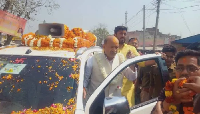 बहराइच: भाजपा विधायकों का जगह-जगह हुआ स्वागत, जेसीबी लेकर निकले समर्थक