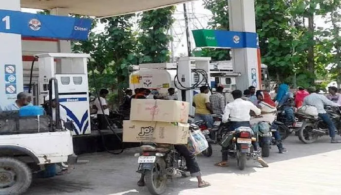 कानपुर: कीमत बढ़ने का खौफ, पेट्रोल पंपों पर लगी लंबी लाइन, केंद्रीय मंत्री के बयान के बाद डरे लोग