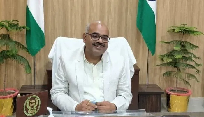 विद्यालय में छात्र-छात्राओं के लिए हर महत्वपूर्ण सामग्री रहे उपलब्ध : जिलाधिकारी